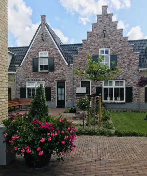 Binnentuin van het Polder Hofje in Anna Paulowna