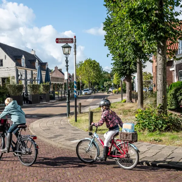Kinderen op fiets in wijk