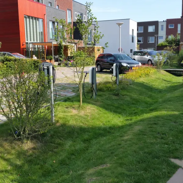 Foto van collectieve binnenplaats met wadi en oplaadpunten, Veemarkt in Utrecht