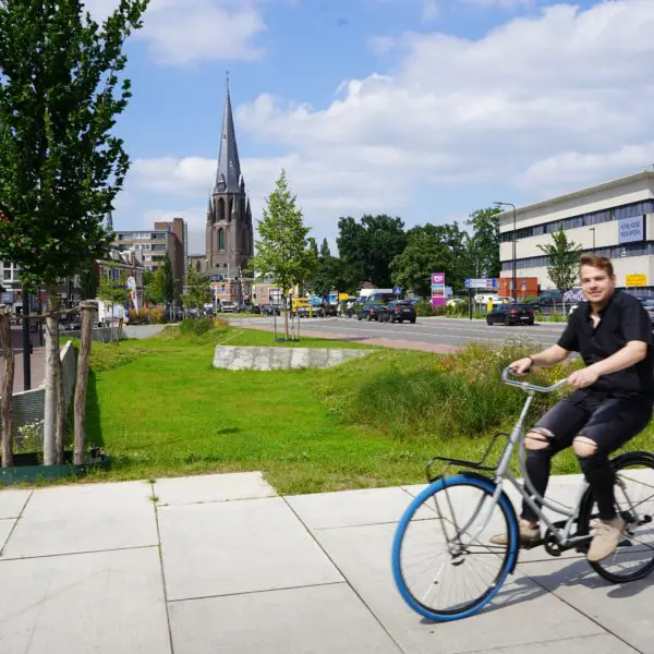 Wadi in Enschede, fietser op voorgrond, centrum op achtergrond