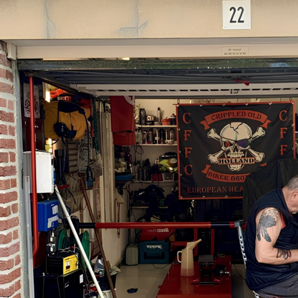 Man zittend in garagebox