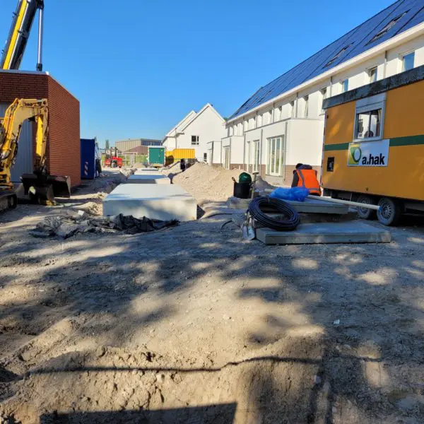 Bouw van huis en opengebroken straat