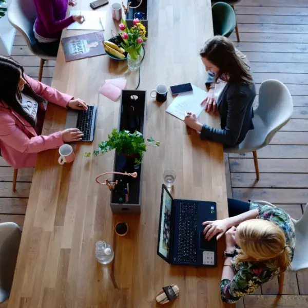 3 vrouwen met laptop aan het werk