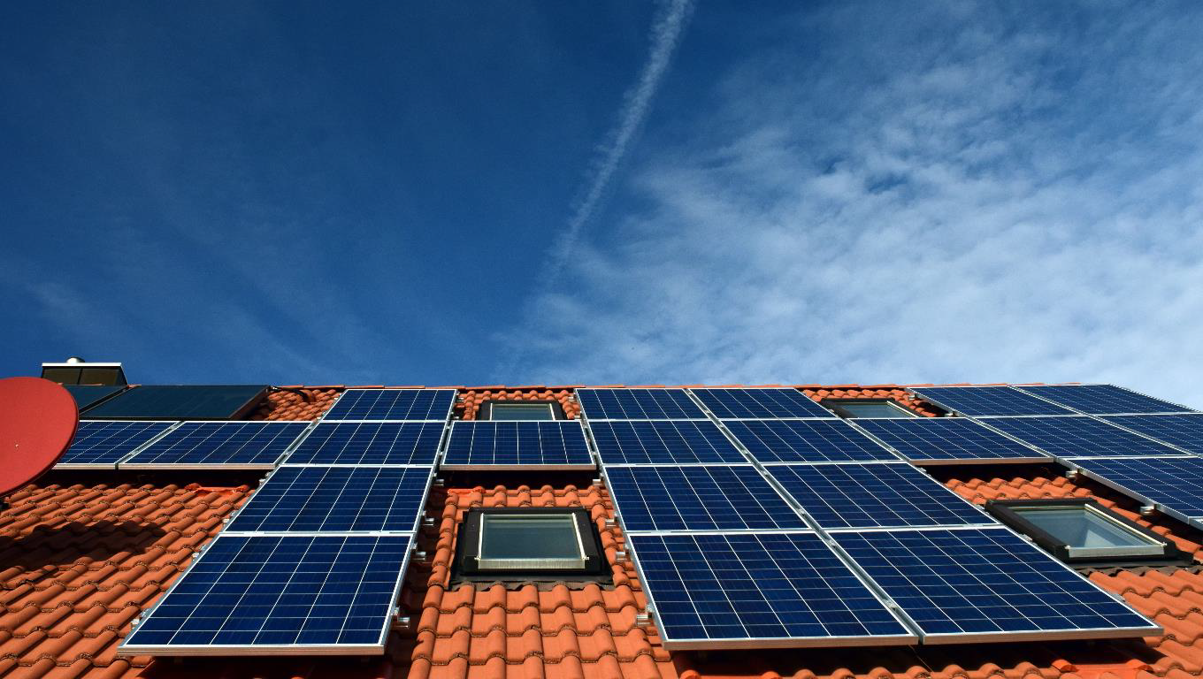 Zonnepanelen op dak van een woning