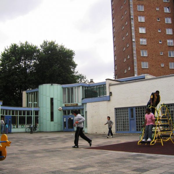 Kinderen spelen op een plein in rotterdam Lombardijen