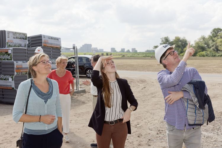 Viering hoogste punt van de bouw, links Vera de Wildt (foto's door William Moore)