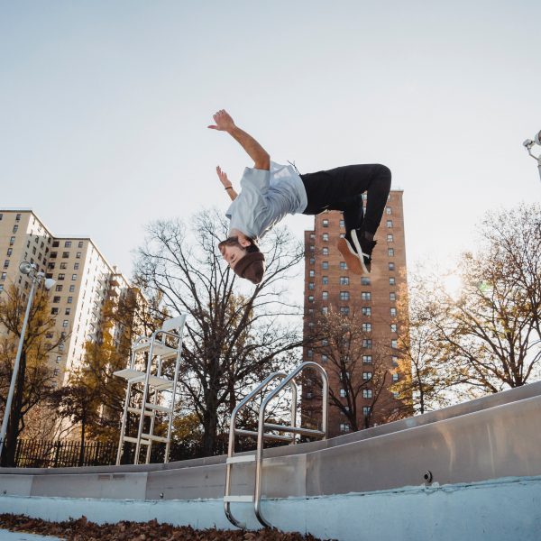 Jongere freerunning straat