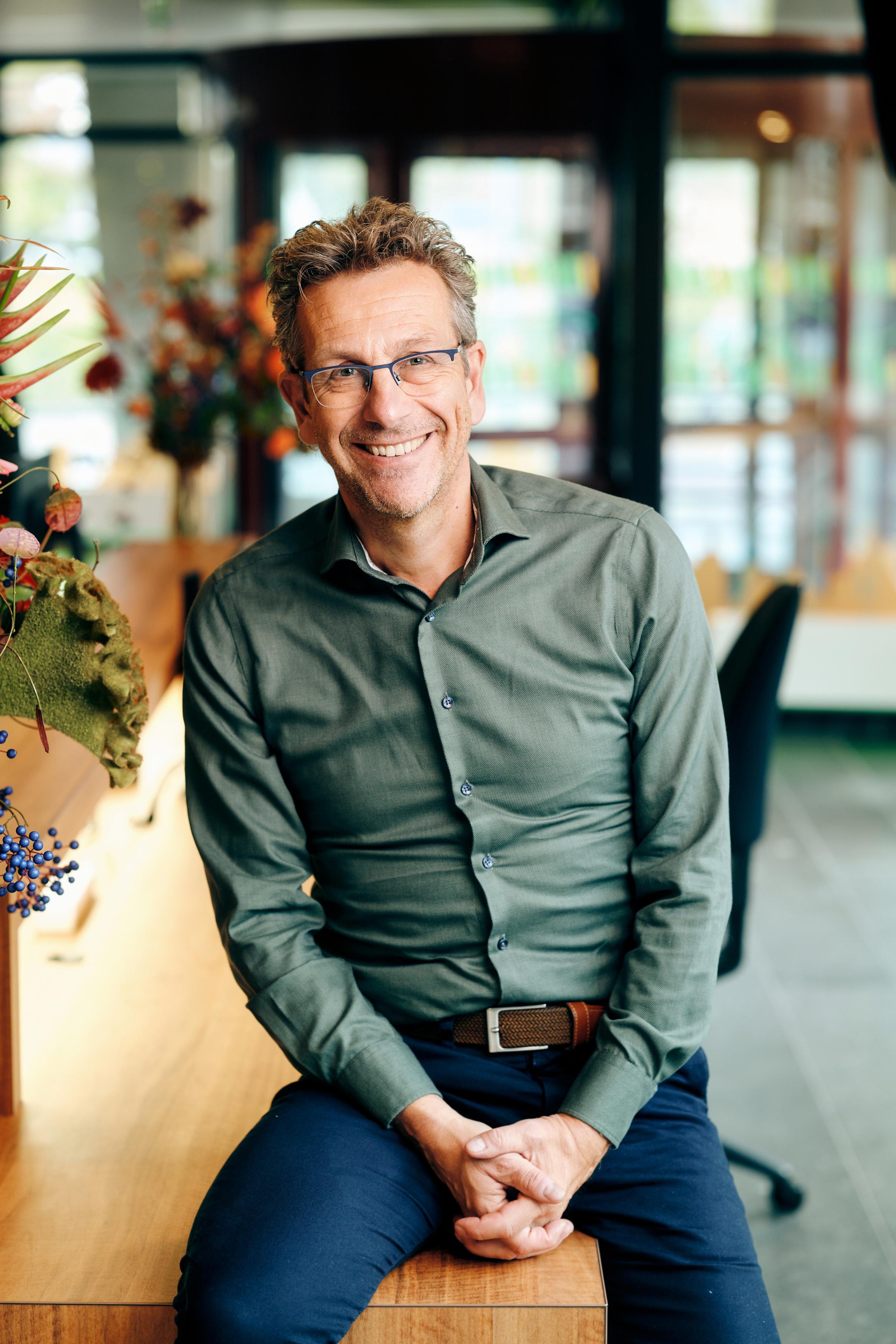 Portret van Marco de Wilde, gezeten op een tafel