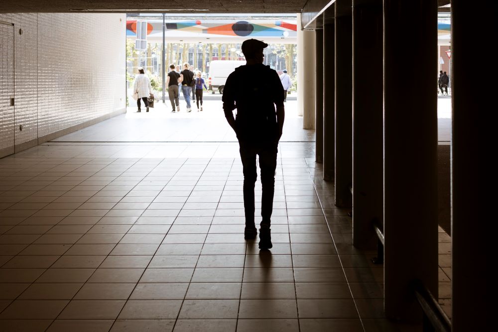 Man loopt door tunneltje