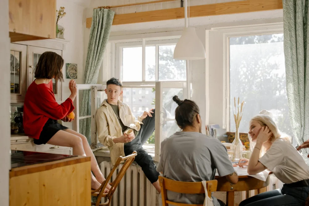 Huisgenoten zitten samen in de keuken