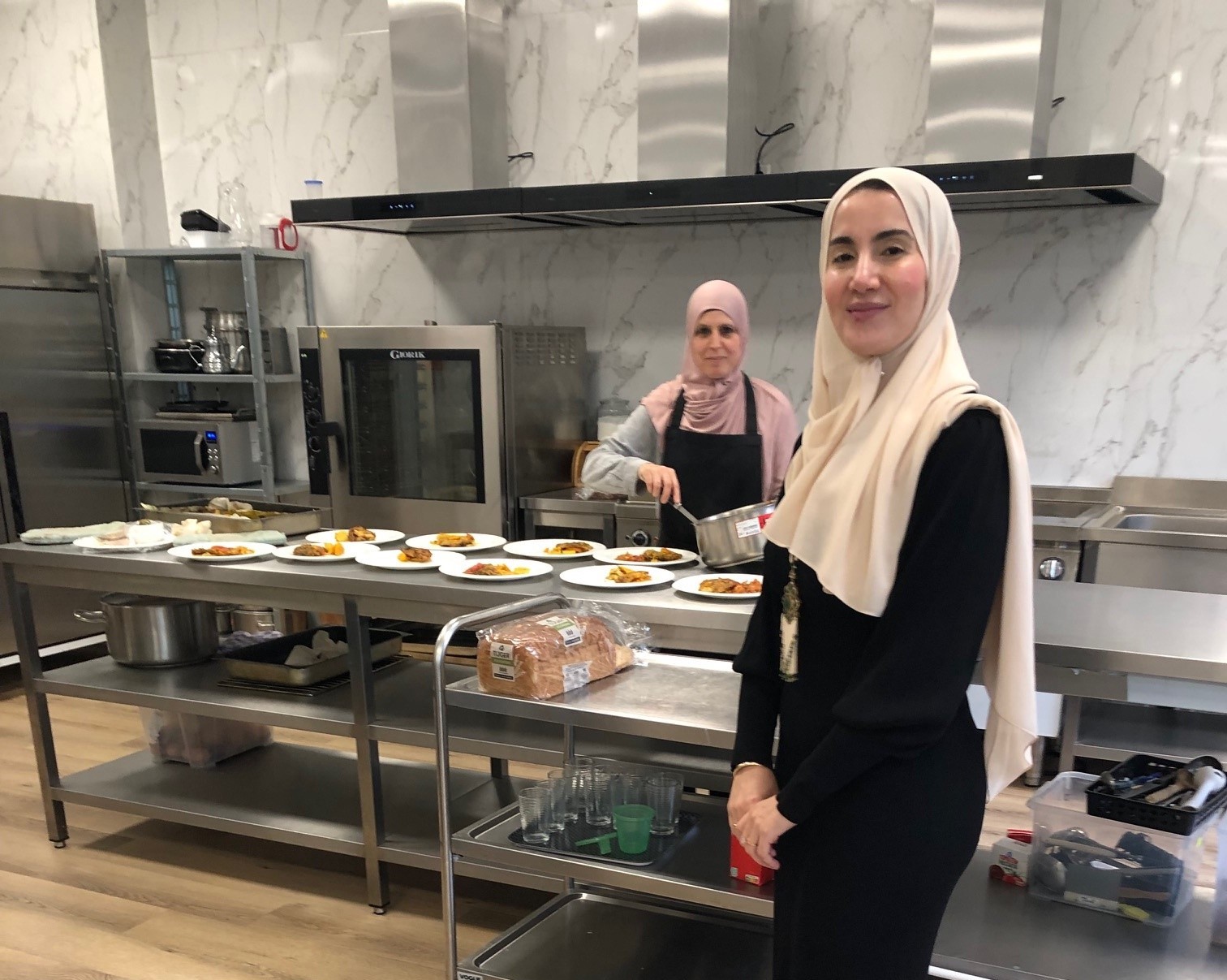 Hakima en andere dame in keuken bij woonzorgcomplex Beyt Essalam