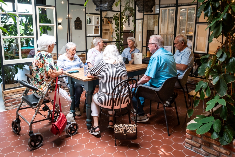 Ouderen in ontmoetingsruimte Liv inn Hilversum (sociale huurwoningen voor senioren)