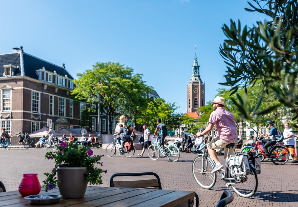 Man op de fiets door een stadscentrum