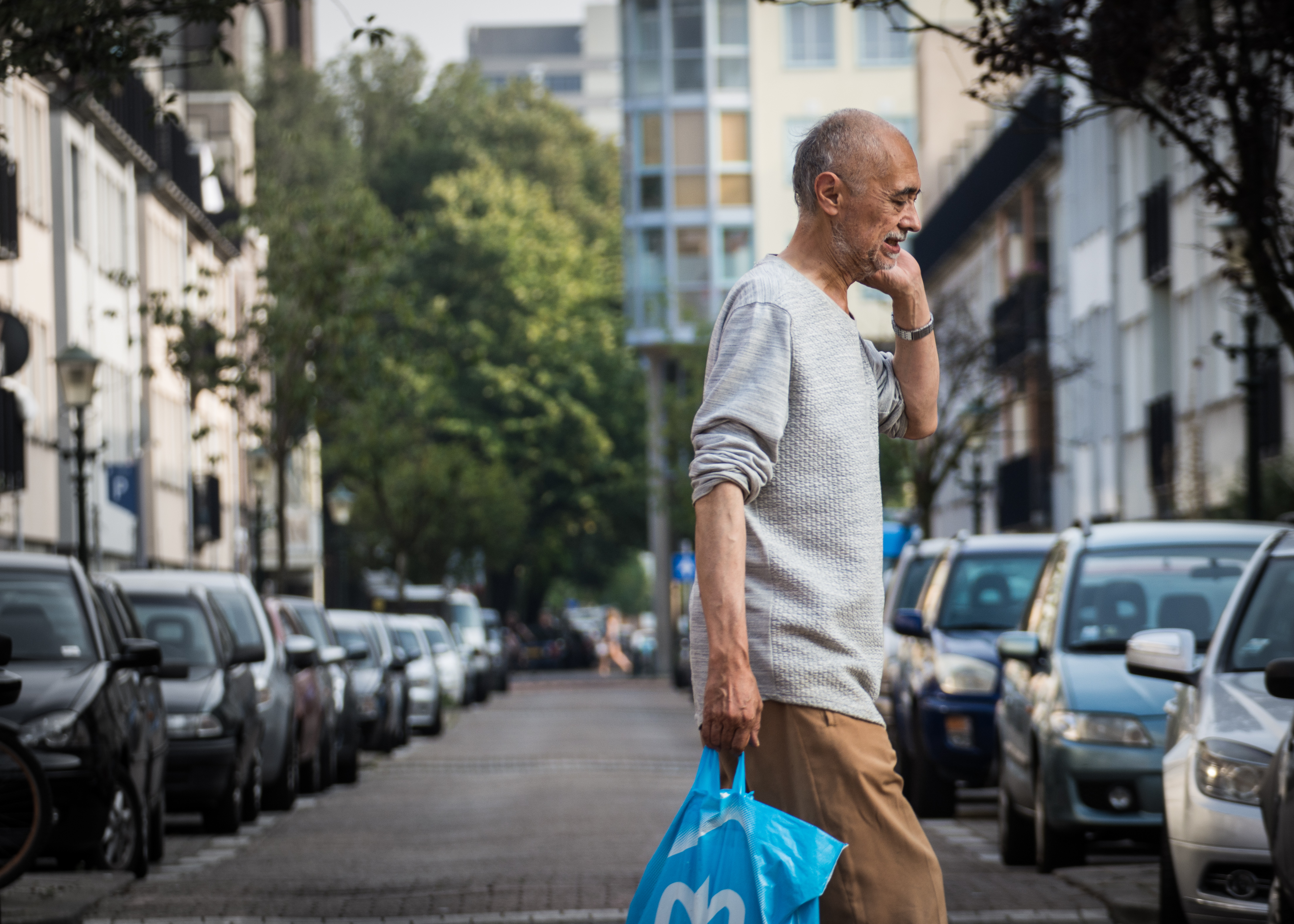 Man loopt op straat