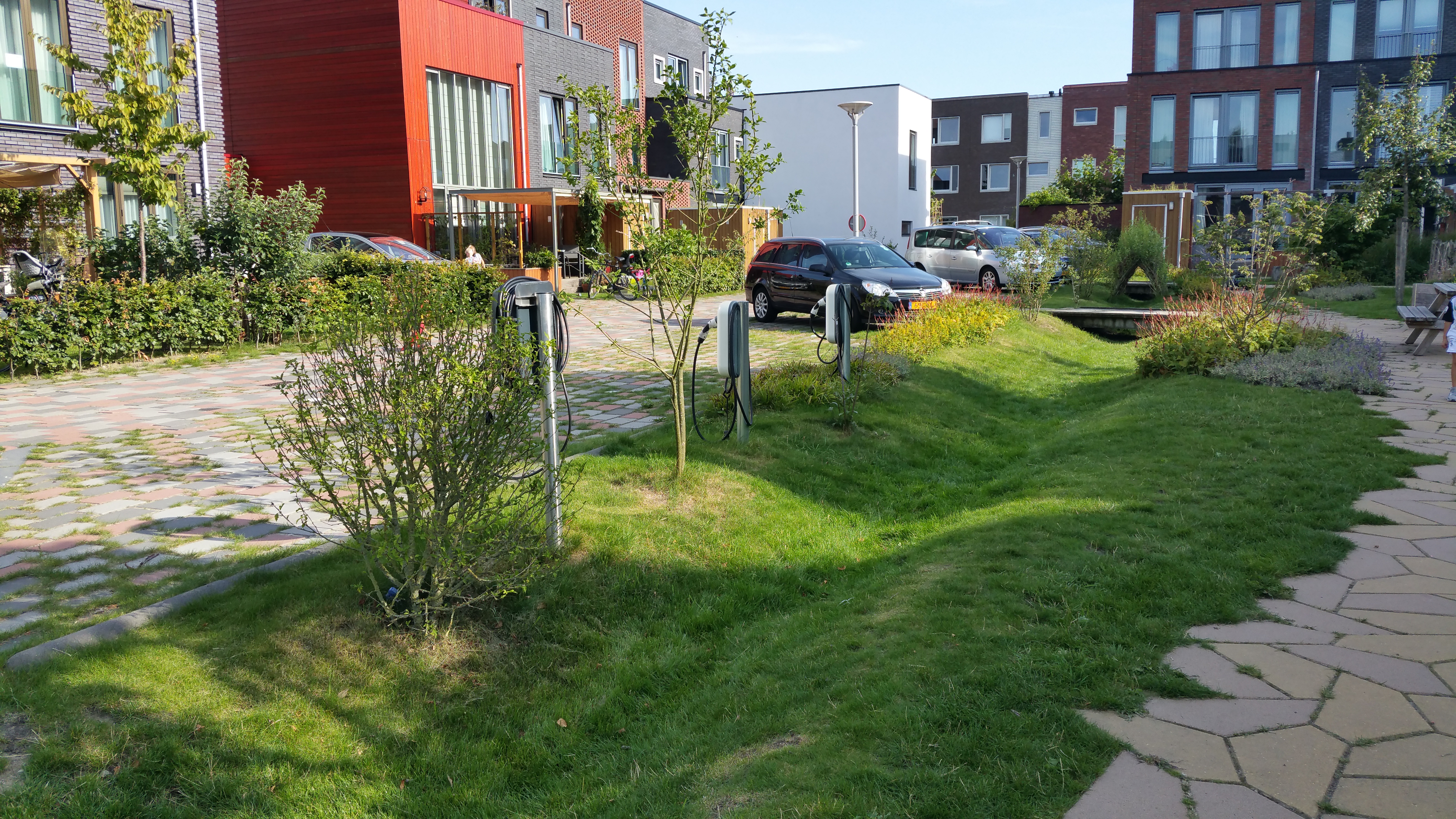 Foto van collectieve binnenplaats met wadi en oplaadpunten, Veemarkt in Utrecht