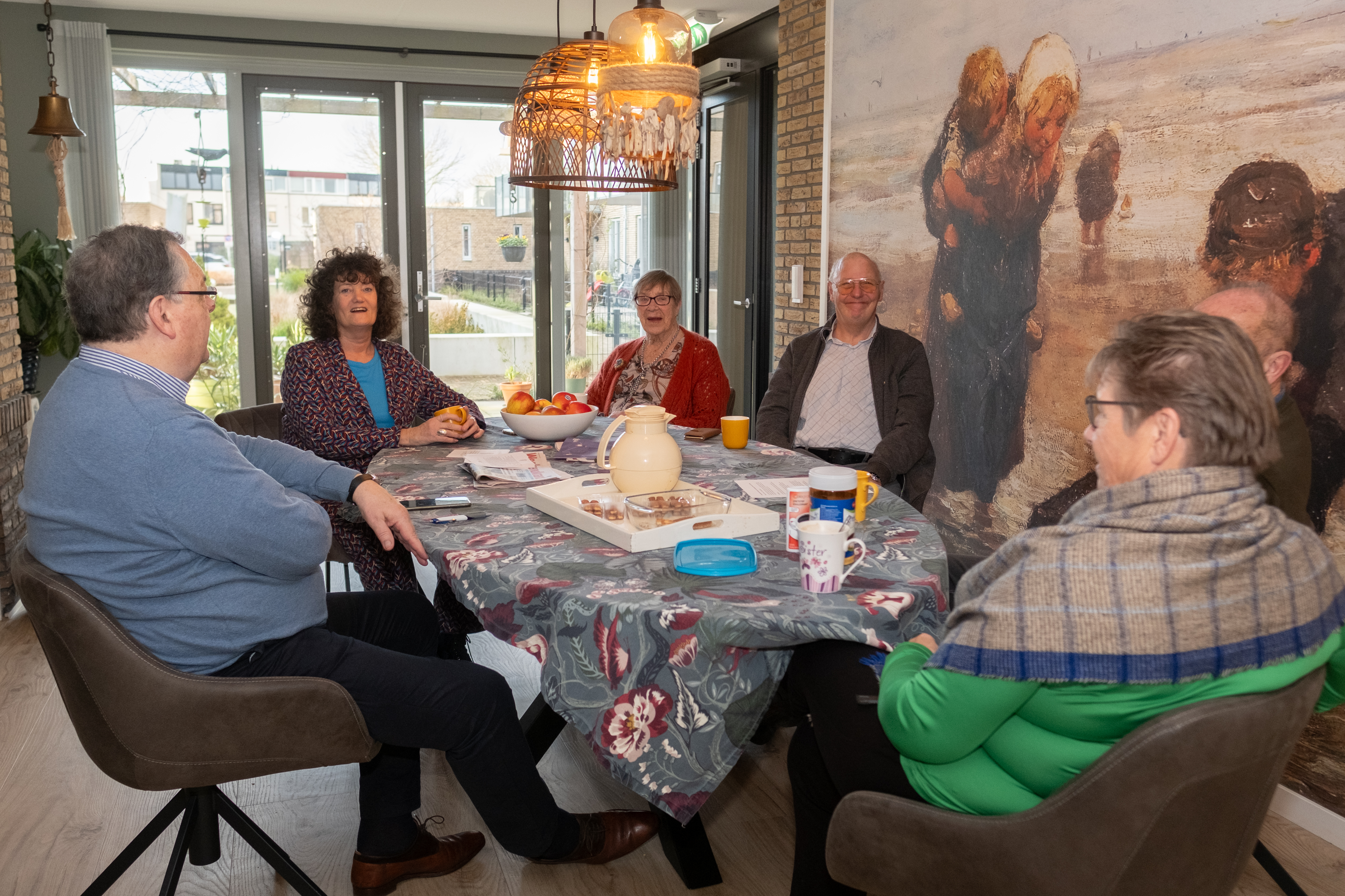 Bewoners om de eettafel in het Thuishuis Noordwijk